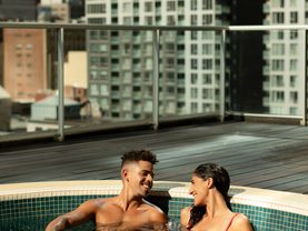 Couple dans un bain à remous sur la terrasse du Warwick Le Crystal - Montréal